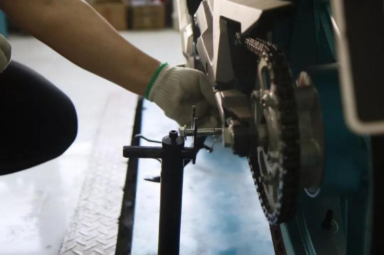 Cómo mantener la cadena de motocicletas (2)